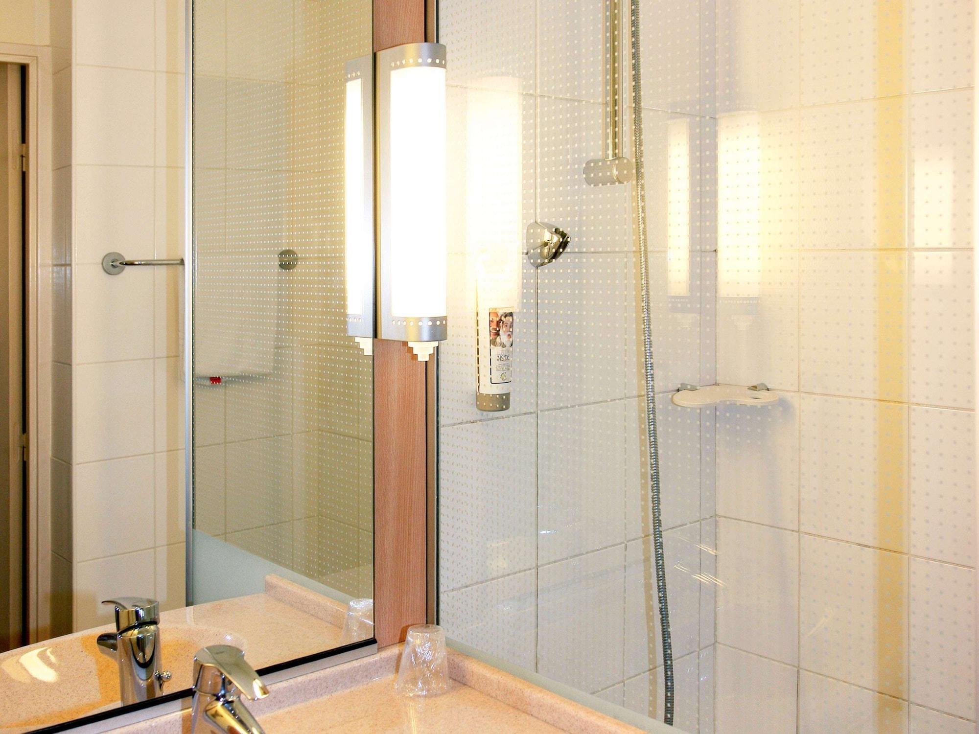 Ibis Poitiers Sud Exterior foto