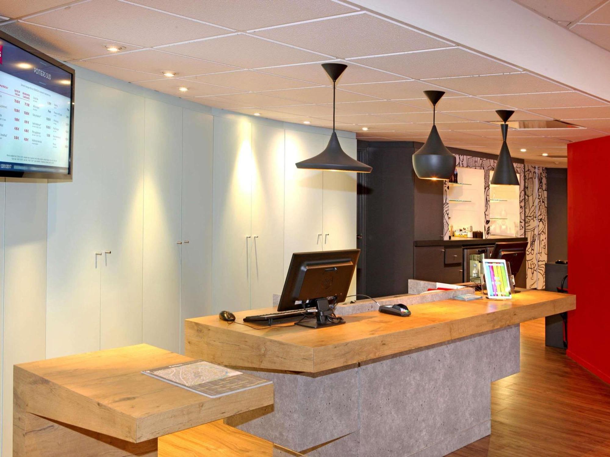 Ibis Poitiers Sud Exterior foto